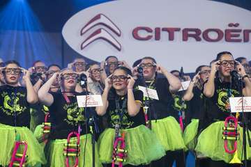 Los nietos de Sary Mánchez abren la final de murgas del Carnaval de 'Una noche en Río' (Foto TA)